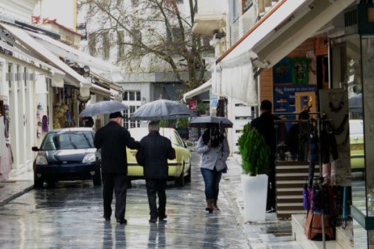 Καλοκαιρινός ο καιρός σήμερα, κρύο και βροχές από την Πέμπτη - «Βουτιά» στο θερμόμετρο έως και 10 βαθμούς
