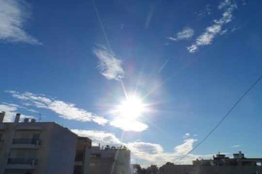 Λιακάδα και ζέστη, πού θα σκαρφαλώσει σήμερα το θερμόμετρο
