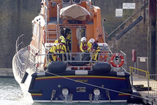 Μάγχη: Τουλάχιστον τέσσερις άνθρωποι έχασαν τη ζωή τους από ναυάγιο σκάφους με μετανάστες