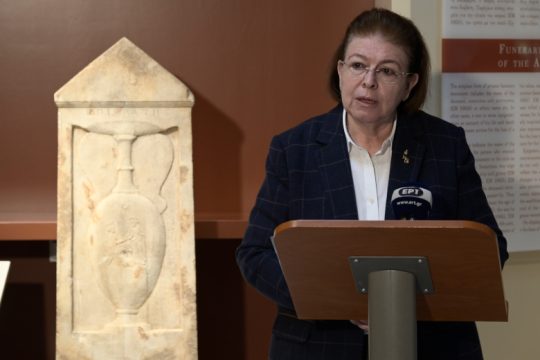 Μηδενικές απαντήσεις Μενδώνη στις αποκαλύψεις της «Εφ.Συν.»