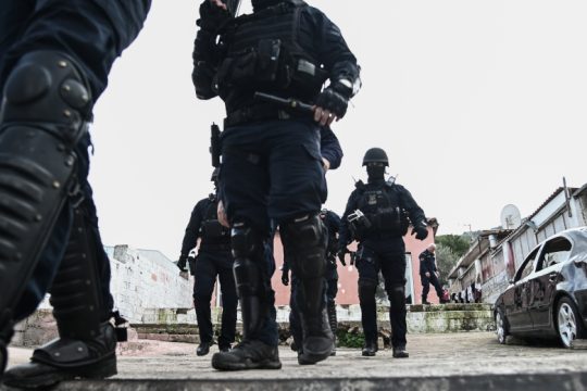 Ξεχειλίζει η οργή στους καταυλισμούς, εν μέσω αστυνομοκρατίας 