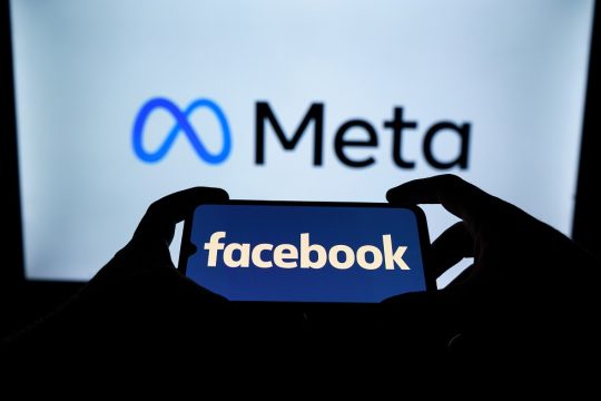 Η Meta τσεπώνει δισεκατομμύρια από διαφημίσεις «μαϊμού»