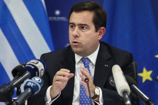 Η Κομισιόν αδειάζει το υπ. Μετανάστευσης για το ESTIA