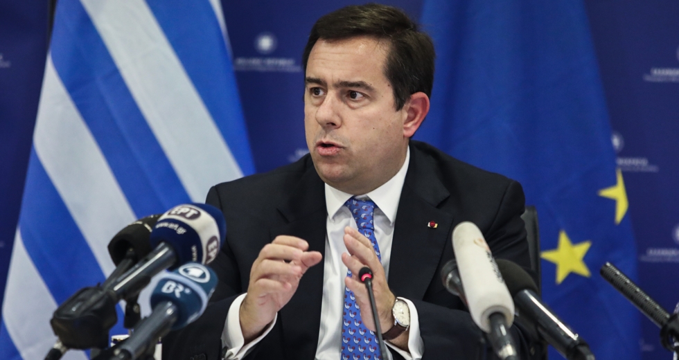 Η Κομισιόν αδειάζει το υπ. Μετανάστευσης για το ESTIA