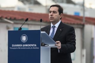 Το «άσπρο μαύρο» από τον Μηταράκη