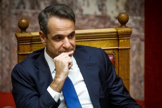 Υπό ασφυκτική πίεση ο πρωθυπουργός, παρά τα «καθρεφτάκια» και τις «χάντρες»