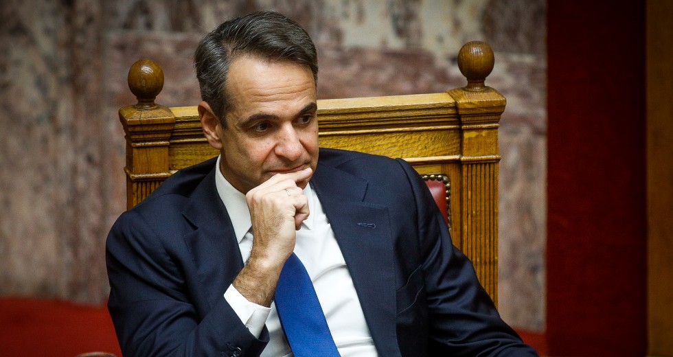 Υπό ασφυκτική πίεση ο πρωθυπουργός, παρά τα «καθρεφτάκια» και τις «χάντρες»