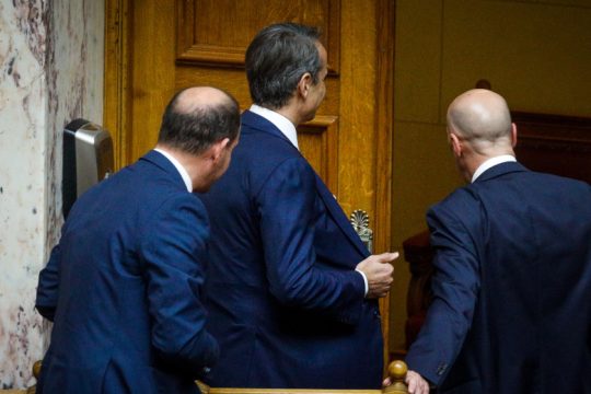 Άτακτη υποχώρηση του Κ. Μητσοτάκη από τη συνεδρίαση της Βουλής