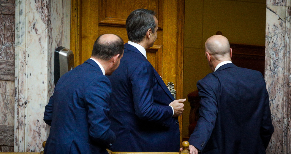Άτακτη υποχώρηση του Κ. Μητσοτάκη από τη συνεδρίαση της Βουλής