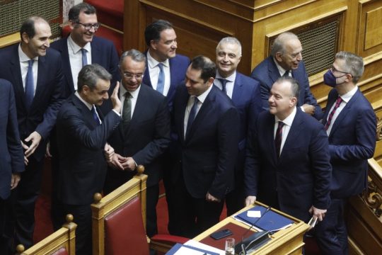 Ο «πολιτικός απατεώνας» Μητσοτάκης και το προεκλογικό επίδομα των 30 ευρώ