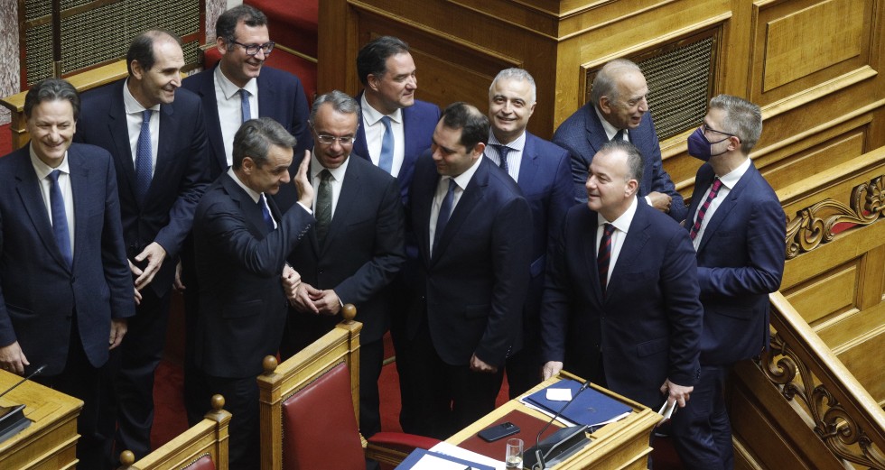 Ο «πολιτικός απατεώνας» Μητσοτάκης και το προεκλογικό επίδομα των 30 ευρώ