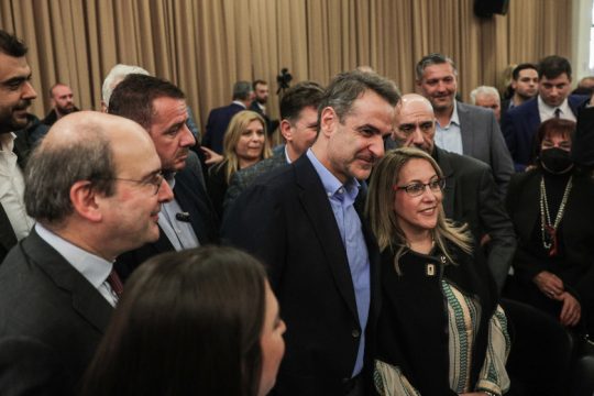 Μητσοτάκης-Χατζηδάκης: Πλεονάζουν οι αβρότητες, απουσιάζουν οι απαντήσεις