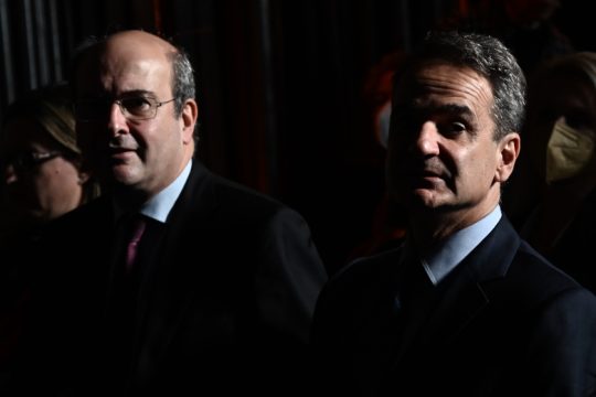 «Χτύπημα» από την Καθημερινή στις κακοστημένες παραστάσεις Μητσοτάκη-Χατζηδάκη
