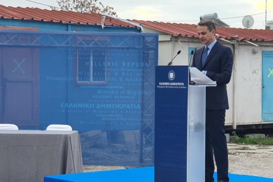 Μεγαλοστομίες και υποσχέσεις εν μέσω διαμαρτυριών στην τελετή παράδοσης της δομής του Ελαίωνα