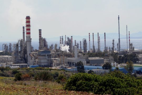 Εκτακτη φορολογία διυλιστηρίων ή… «φορο-απάτη pass»