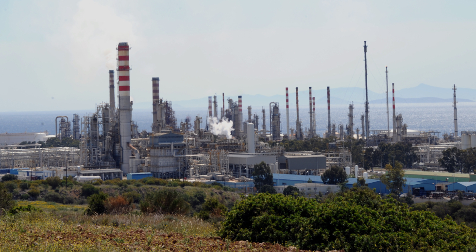 Εκτακτη φορολογία διυλιστηρίων ή… «φορο-απάτη pass»