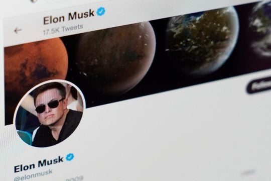Το Twitter ανέστειλε λογαριασμούς δημοσιογράφων που έκαναν αναφορές στον Μασκ