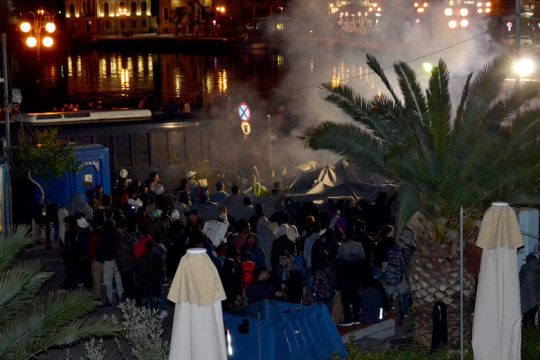 Στιγμιότυπο από τη φασιστική επίθεση κατά προσφύγων στην πλατεία Σαπφούς της Μυτιλήνης, το βράδυ της 22ας Απριλίου 2018.