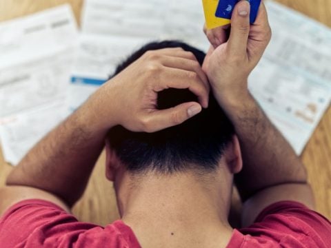 Απογοητευμένοι 8 στους 10 νέους στην Ελλάδα: Δεν βλέπουν ίσες ευκαιρίες ούτε αξιόπιστους θεσμούς – Μια γενιά που νιώθει αποκλεισμένη