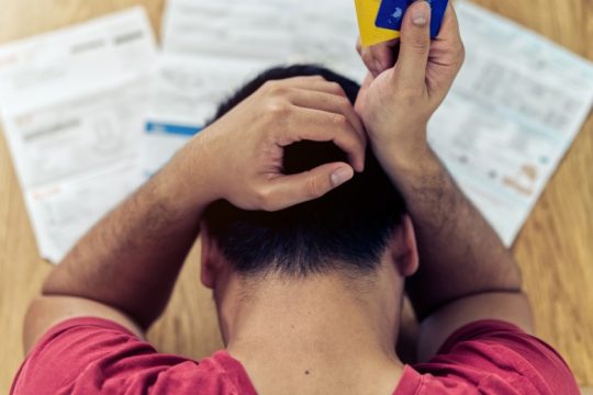 Δημοσκόπηση: Ανεπαρκές το εισόδημά μας, λένε οι νέοι
