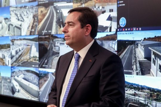 Oι υπάλληλοι αδειάζουν τον Ν. Μηταράκη για το βίντεο με τις χιονόμπαλες