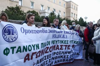 Χιλιάδες πολίτες μένουν χωρίς νομική βοήθεια