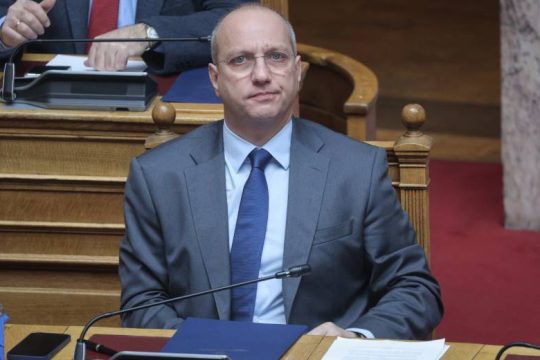 Σύγκρουση στη Βουλή για το νομοσχέδιο για τον Τύπο που ψήφισε μόνο η Ν.Δ.