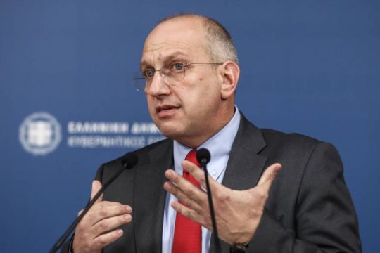 Μιλά για «υπόγεια και ρυπαρά δίκτυα», ούτε κουβέντα για το παρακράτος των παρακολουθήσεων