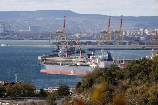 Φόβοι αποσταθεροποίησης της αγοράς μετά το πλαφόν στο πετρέλαιο