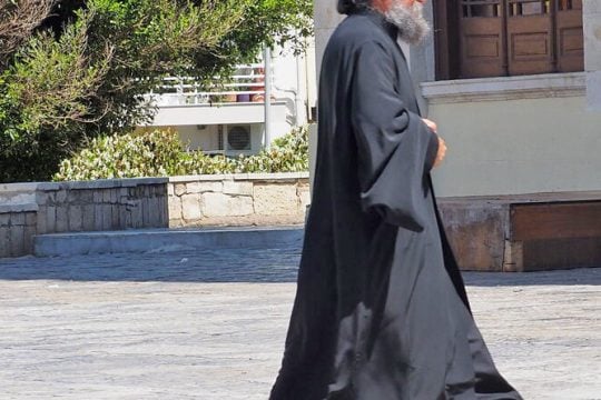 Σε αργία κληρικός στα Τρίκαλα: Καταγγελίες και ερωτήματα