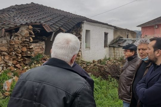 Δύο χρόνια αβοήθητοι στους οικίσκους οι σεισμόπληκτοι Τυρνάβου και Ελασσόνας