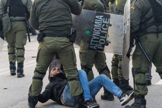 Εικόνες ντροπής – Τα ΜΑΤ χτύπησαν και σώριασαν στο έδαφος τον πατέρα του 16χρονου