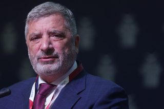 «Θάβει» την πραγματικότητα