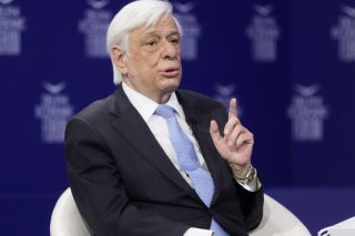 Νέες βολές Παυλόπουλου εναντίον μεγάρου Μαξίμου