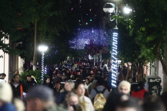 Επανέρχεται το εορταστικό ωράριο ώς την Παραμονή Πρωτοχρονιάς