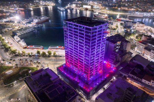 Φωταγωγήθηκε ο Πύργος του Πειραιά εν όψει Χριστουγέννων