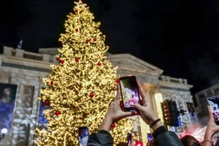 Τα γιορτινά του φόρεσε και επίσημα ο Πειραιάς