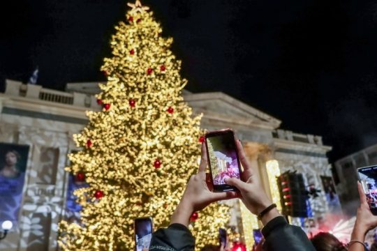 Τα γιορτινά του φόρεσε και επίσημα ο Πειραιάς