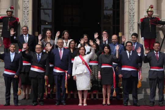 Νέο υπουργικό συμβούλιο και «ανοιχτό παράθυρο» για εκλογές στο Περού