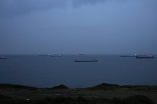 Συνεχίζεται η βύθιση των τιμών του πετρελαίου