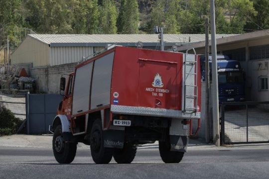 Υποχώρησε δρόμος στη Λαμία και «κατάπιε» πυροσβεστικό [βίντεο]