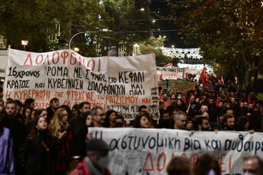 «Ποτάμι» η οργή στο δρόμο για τον 16χρονο Ρομά – Έπνιξαν στα χημικά τις διαδηλώσεις