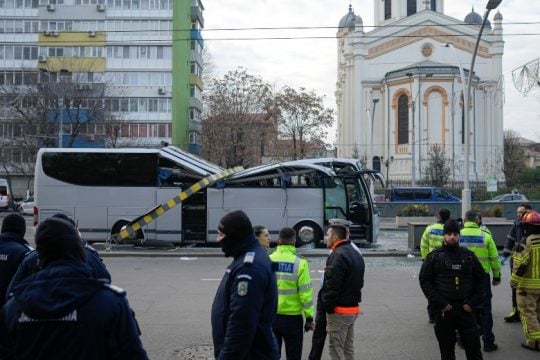 Στο νοσοκομείο 16 τραυματίες του τροχαίου στο Βουκουρέστι, μία γυναίκα σε κώμα