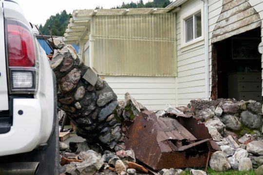 Χτύπημα του Εγκέλαδου στην Καλιφόρνια: Δύο νεκροί και 70.000 χωρίς ρεύμα 