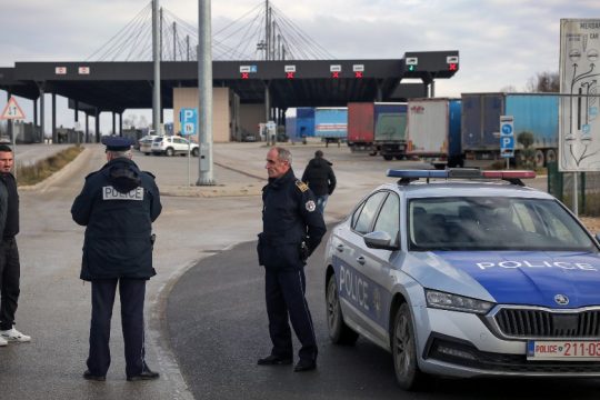 Οδόφραγμα στα σύνορα κλείνει την πρόσβαση από τη Σερβία στο Κόσοβο