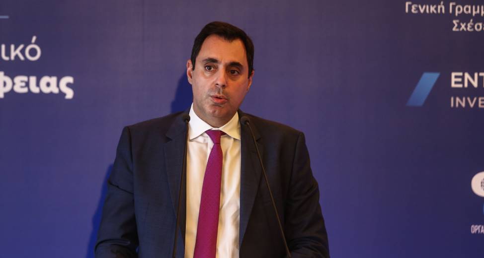 Σε δεινή θέση o γ.γ. του ΥΠ.ΕΞ. μετά τη «βόμβα» για άδεια πώλησης του Predator