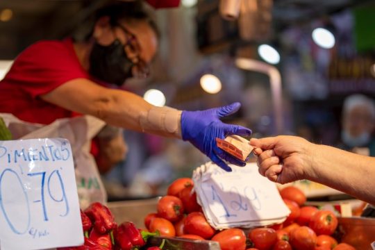 Η ισπανική κυβέρνηση καταργεί τον ΦΠΑ σε βασικά είδη, παγώνει τα ενοίκια