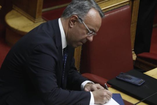 Πυρ ομαδόν στην κυβέρνηση για τον προϋπολογισμό