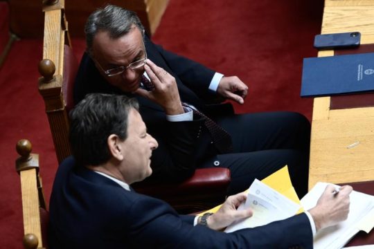 Σε υψηλούς τόνους η συζήτηση για τον προϋπολογισμό στη Βουλή [Live]
