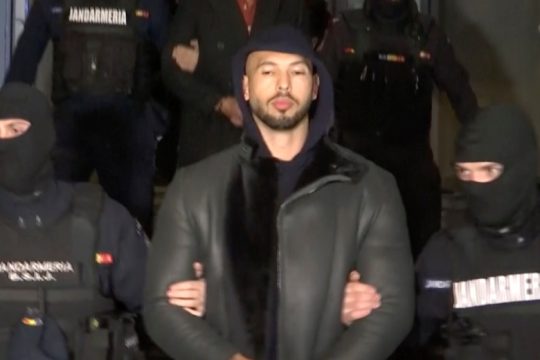 Άντριου Τέιτ: Ένας σεξιστής στη φυλακή, κατηγορούμενος για βιασμό και μαστροπεία